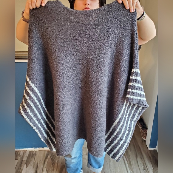 Chunky knit poncho from Francesca's - Picture 2 of 3